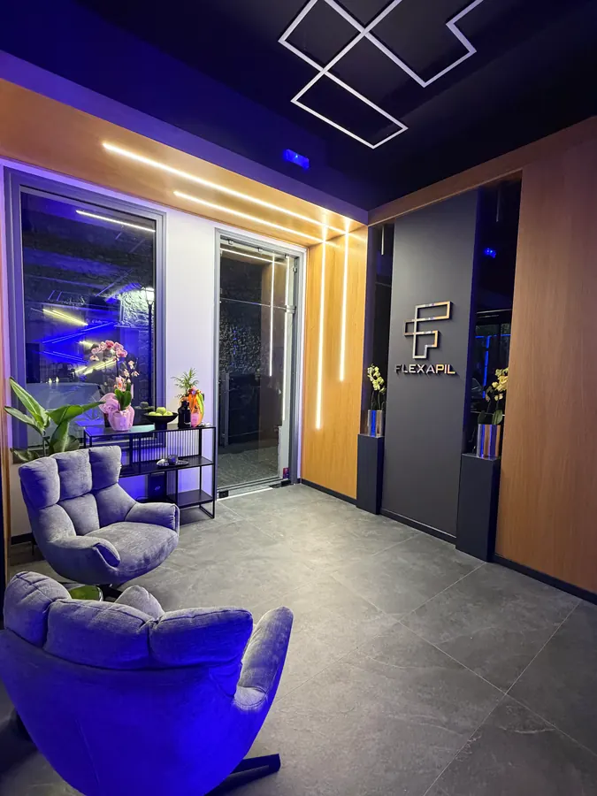 Το lounge με τις βελούδινες πολυθρόνες στην είσοδο